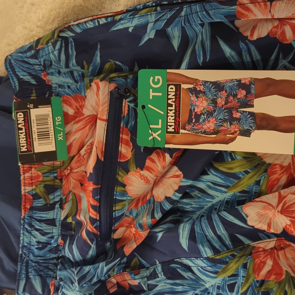 XL Kirkland Signature Men's Swim Shorts - Picture 4 of 7
